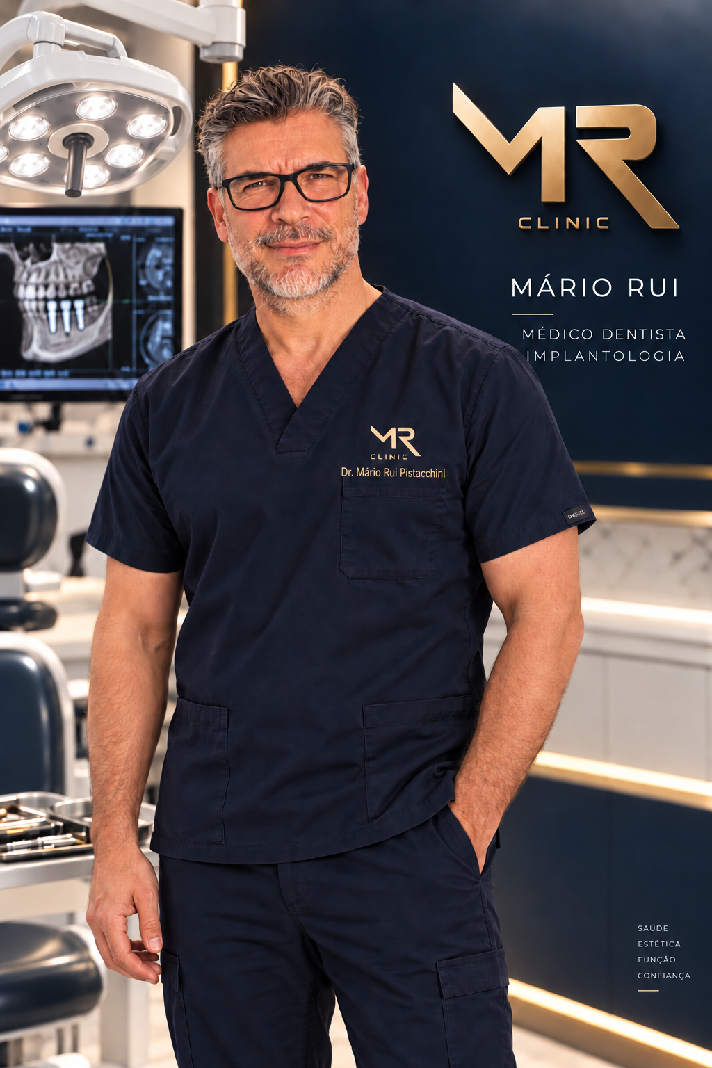 Dr. Mário Rui Pistacchini na MR Clinic, de pé com farda navy